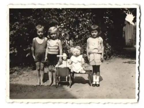 Fotografie Kinder mit Spielzeug, Teddybär, Teddy, Puppe & Puppenwagen