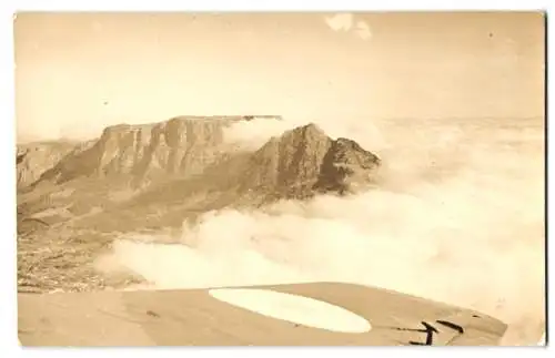 Fotografie unbekannter Fotograf, Ansicht Kapstadt, Stadt & Tafelberg, Fliegeraufnahme aus Flugzeug Avro Anson 1941