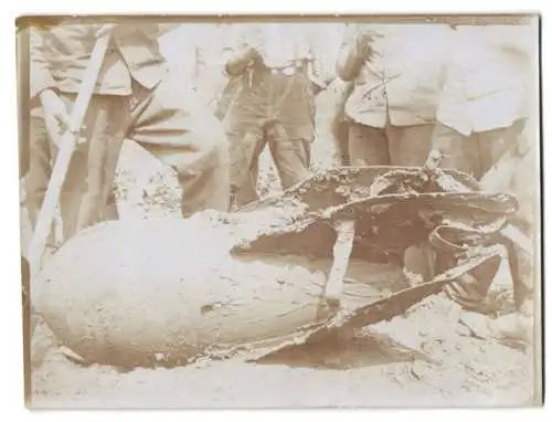 Fotografie 1.WK, Blindgänger einer Fliegerbombe aus Schlamm geborgen