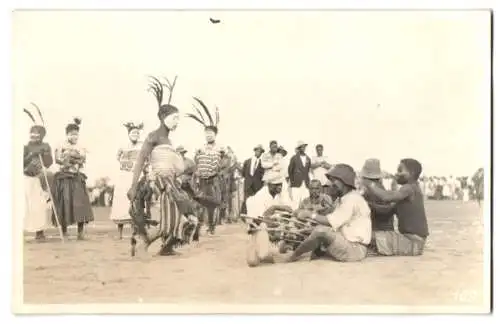 Fotografie Afrika, Afrikaner in traditioneller Bekleidung beim Volkstanz