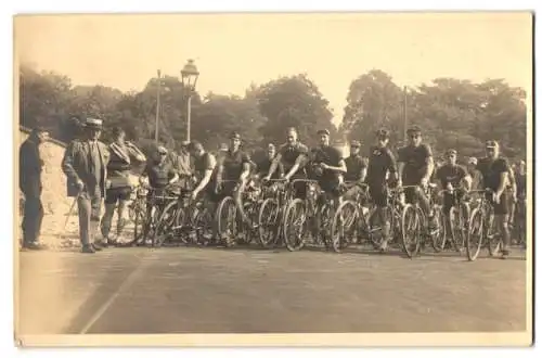 Fotografie Radrennen - Fahrradrennen, Radrennfahrer kurz vor dem Start zu einem Strassenrennen