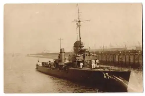 Fotografie Kriegsschiff Torpedoboot Albatros beim passieren einer langen Mole