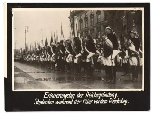 Fotografie unbekannter Fotograf, Ansicht Berlin, Studenten am Erinnerungstag der Reichsgründung vor dem Reichstag