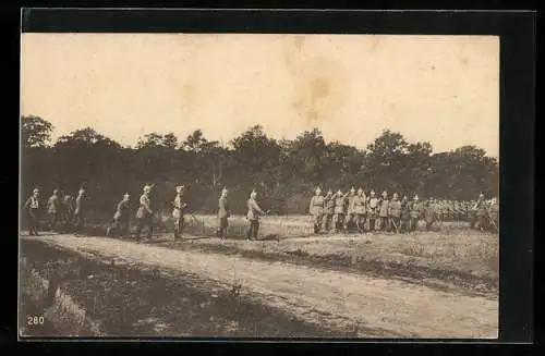 AK Kaiser Wilhelm II. bei Soldaten der Bayerischen 5. Infanterie-Division marschiert in's Feld