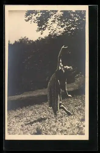 Foto-AK J. Gross Berlin Friedenau, Junge Frau in theatralischer Pose auf einer Wiese