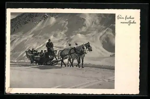 AK Ein Pferdeschlitten mit Fahrgästen im Schnee