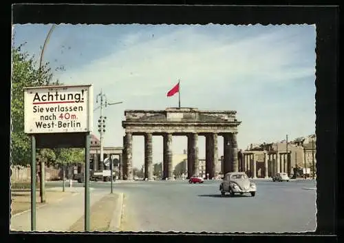 AK Berlin, VW Käfer vor dem Brandenburger Tor, Sektorengrenzschild