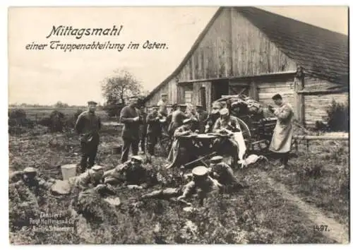 Riesen-AK Soldaten in Uniform im Felde, beim Mittatsmahl im Osten