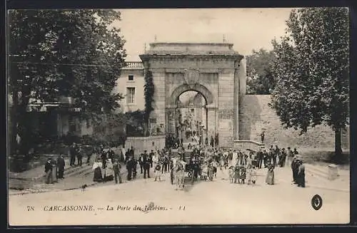 AK Carcassonne, La Porte des Jacobins et la foule devant l`entrée