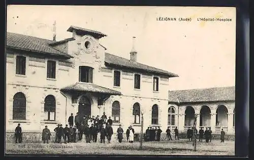 AK Lézignan, L`Hôpital-Hospice avec des personnes devant le bâtiment