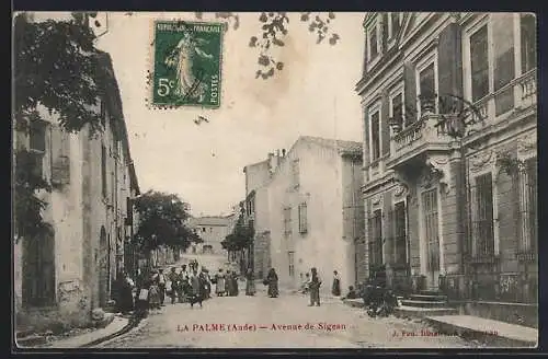 AK La Palme, Avenue de Sigean avec des passants devant des bâtiments