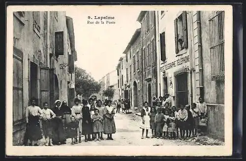 AK Lapalme, Rue de la Poste avec habitants devant le bureau de poste et le télégraphe