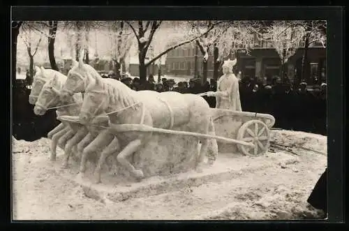 Foto-AK Schneeplastik eines antiken Streitwagens