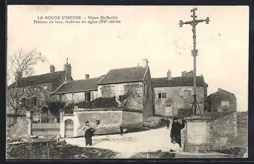 AK La Roche-Vineuse, Vieux St-Sorlin, Maison de lave, fenêtres en ogive, XVe siècle