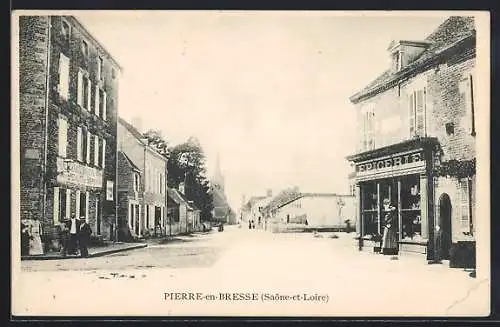 AK Pierre-en-Bresse, Rue principale avec l`épicerie et les bâtiments historiques