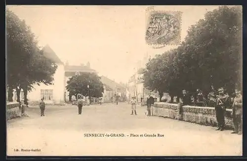 AK Sennecey-le-Grand, Place et Grande Rue avec habitants