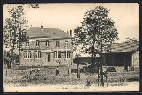 AK Saint-Yan, L`École des Filles et Cour de Récréation