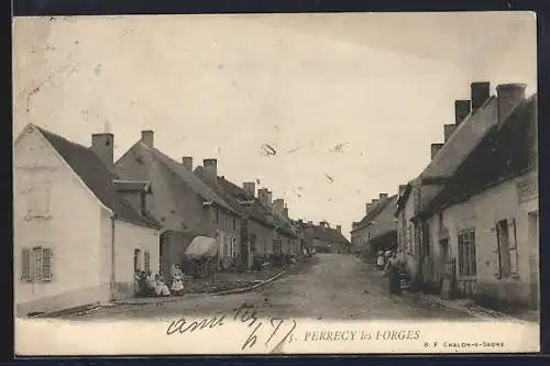 AK Perrecy-les-Forges, Vue de la rue principale avec maisons et habitants