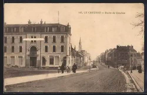 AK Le Creusot, Route de Couches avec bâtiments et passants