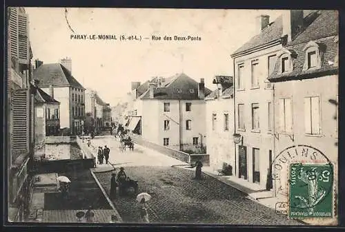 AK Paray-le-Monial, Rue des Deux-Ponts avec passants et calèches