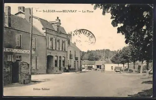 AK Saint-Léger-sous-Beuvray, La Place avec restaurants et maisons