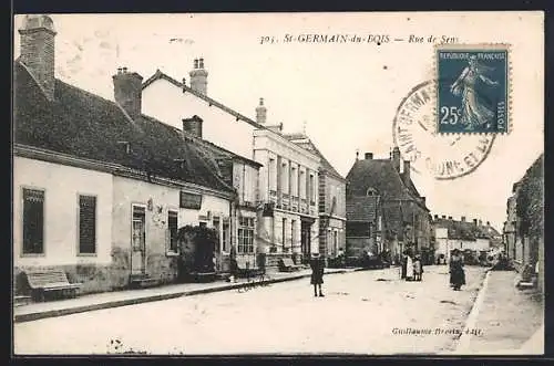 AK St-Germain-du-Bois, Rue de Sens avec passants et bâtiments historiques