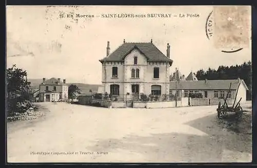 AK Saint-Léger-sous-Beuvray, La Poste et bâtiments environnants au centre du village