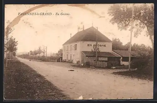 AK Varennes-le-Grand, En Grosne, Vue de la route avec bâtiment et arbres