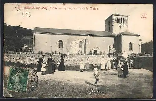 AK La Selle-en-Morvan, Église, sortie de la Messe