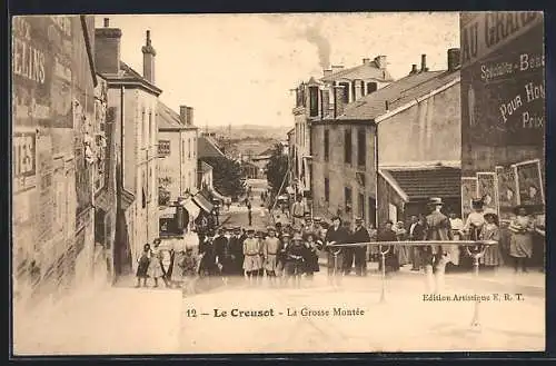 AK Le Creusot, La Grosse Montée avec foule de personnes sur la rue