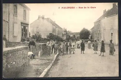 AK Palinges, Rue de la Gare avec des habitants et des enfants dans la rue