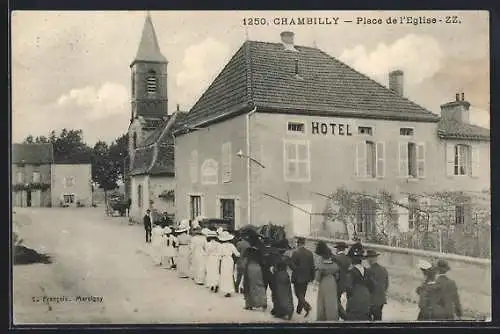 AK Chambilly, Place de l`Église avec hôtel et groupe de personnes