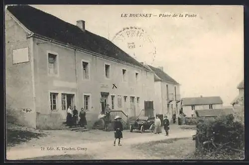 AK Le Rousset, Place de la Poste avec habitants et voiture devant le bâtiment