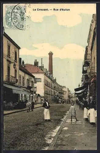 AK Le Creusot, Rue d`Autun avec passants et commerces