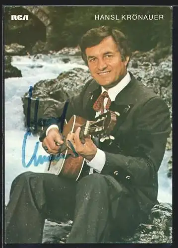 AK Musiker Hans Krönauer auf Gitarre spielend, original Autograph
