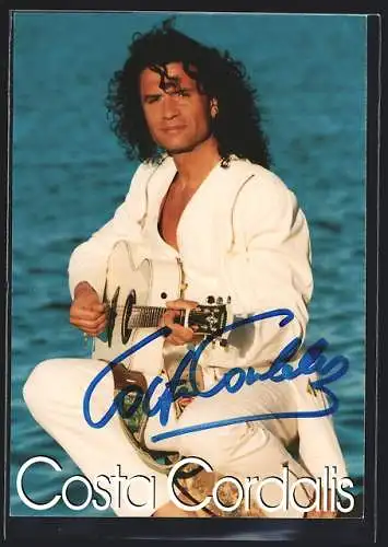 AK Musiker Costa Cordalis mit Gitarre, original Autograph