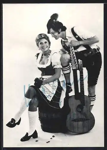 AK Musiker Marianne und Michael in Tracht mit Gitarre, Autograph