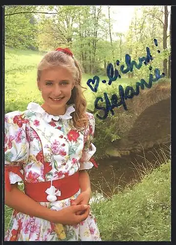 AK Musikerin Stefanie Hertel in Blumenkleid auf einer Wiese, Autograph