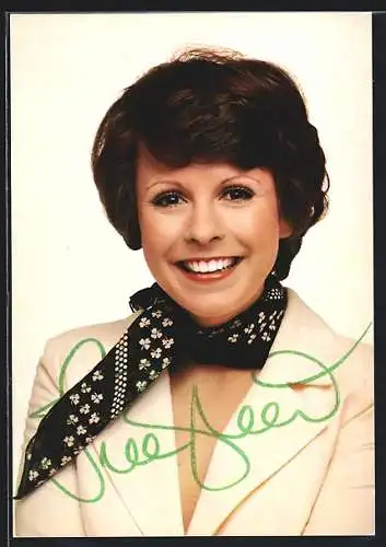 AK Musikerin Iren Sheer mit Schal um den Hals, Autograph