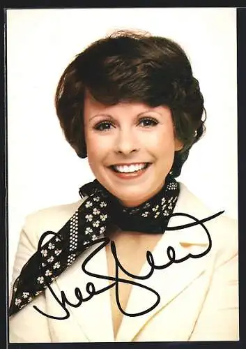 AK Musikerin Iren Sheer mit Schal um den Hals, Autograph