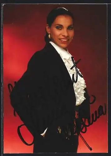 AK Musikerin Olivia Molina in schwarzem Anzug, Autograph