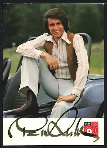 AK Musiker Peter Rubin posiert auf einem Cabrio, Autograph