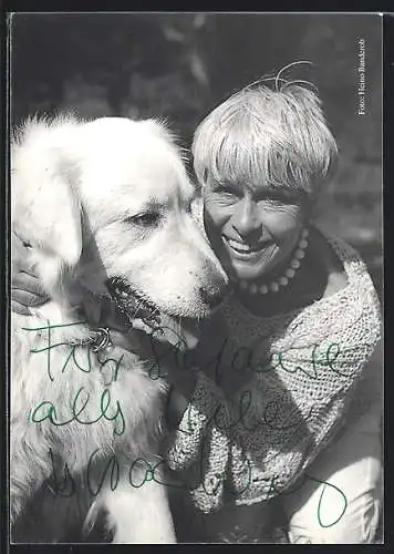 AK Musikerin Barbara Rütting mit Hund, Autograph