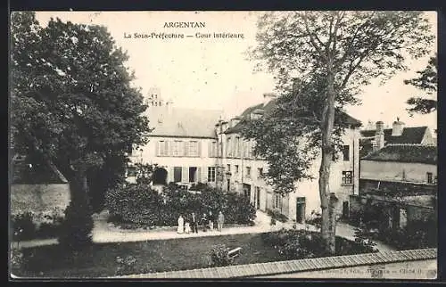 AK Argentan, La Sous-Préfecture, Cour intérieure