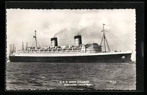AK Passagierschiff RMS Queen Elizabeth verlässt den Hafen