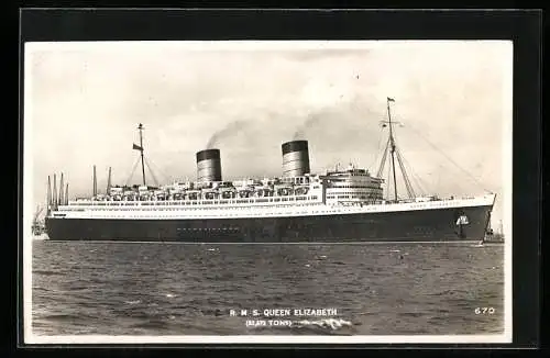 AK Passagierschiff RMS Queen Elizabeth verlässt den Hafen