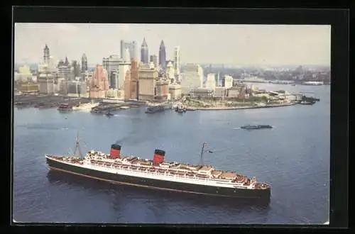 AK Passagierschiff R.M.S. Queen Elizabeth auf dem Hudson River vor Manhattan, Cunard Line