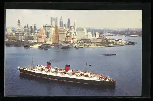 AK Passagierschiff RMS Queen Elizabeth vor Manhattan, Cunard Line