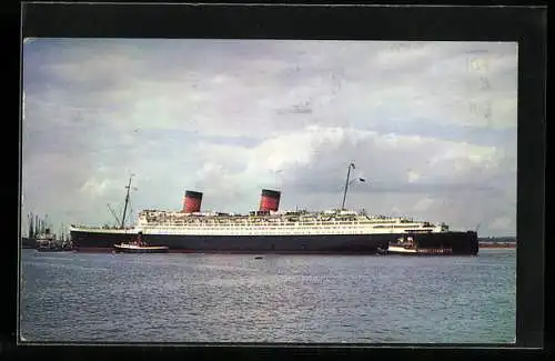 AK Passagierschiff RMS Queen Elizabeth vor Southampton