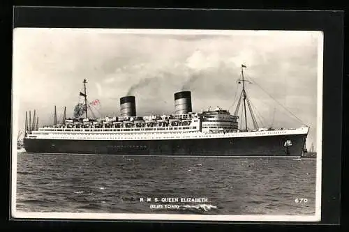 AK Passagierschiff RMS Queen Elizabeth im Hafen